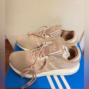 (NEW) Women’s Adidas SWIFT RUN X SHOES NWT- Beige; Size 8
